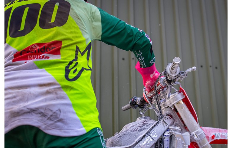 ΓΑΝΤΙΑ MUC-OFF DEEP SCRUBBER PINK