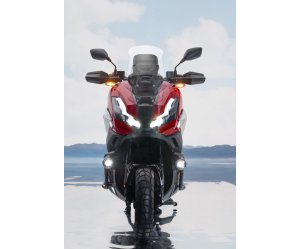 ΦΩΤΑ ΟΜΙΧΛΗΣ XADV750 MY25